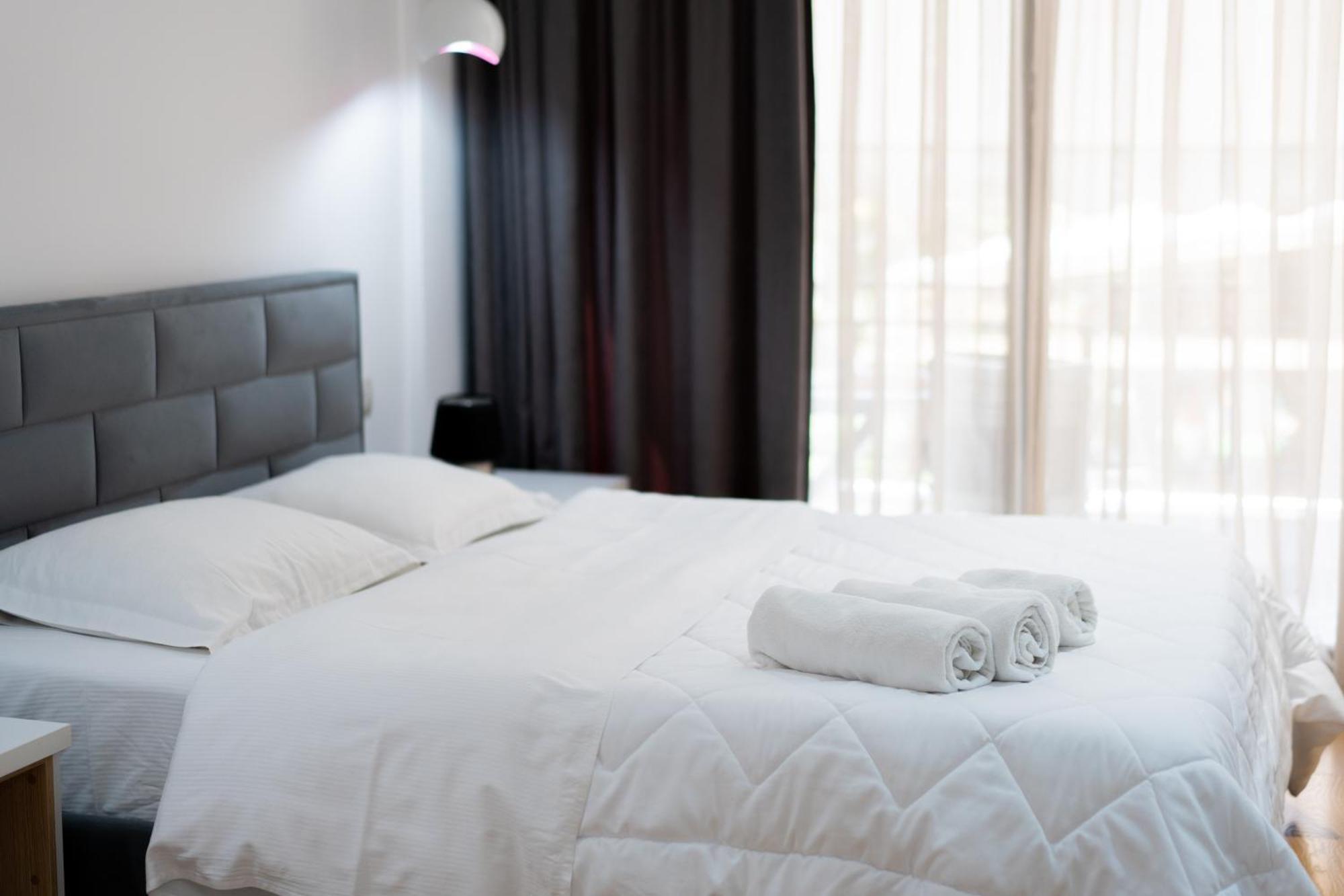 Cosy Urban Central Apartment Tirana Exterior foto